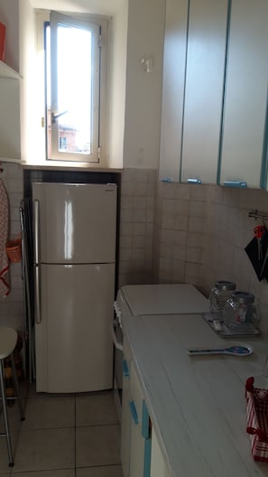 Fridge, oven, stovetop, coffee/tea maker