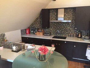 Réfrigérateur, micro-ondes, four, plaque de cuisson