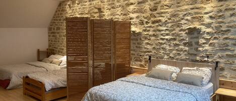 1 chambre, bureau, fer et planche à repasser, lit parapluie