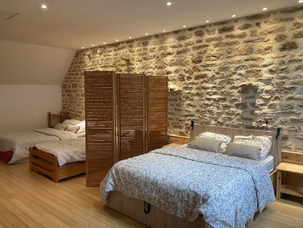 1 habitación, escritorio, tabla de planchar con plancha y cuna de viaje