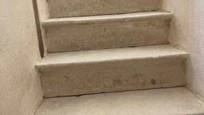 Una serie de escalones de hormigón que suben.