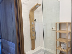 Doccia, asciugacapelli, asciugamani, sapone