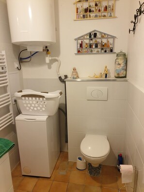 Douche, sèche-cheveux, savon, papier toilette