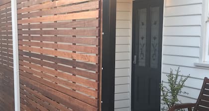 Cosy backyard Bungalow in Trendy Geelong West