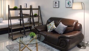 Smart-tv, een tafeltennistafel en boeken