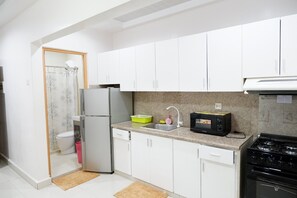 Een koelkast, een microgolfoven, een oven, een kookplaat