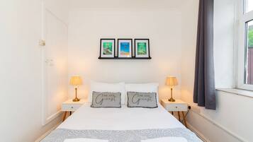 2 bedrooms, desk, iron/ironing board, WiFi