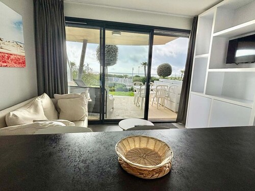 1-Bedroom Apartment by Sea, Beach, Pool, Parking, Air Conditioning, Pets Allowed