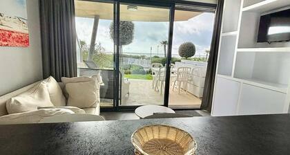 1-Bedroom Apartment by Sea, Beach, Pool, Parking, Air Conditioning, Pets Allowed