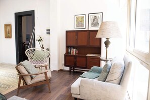 Een smart-tv en een tafeltennistafel