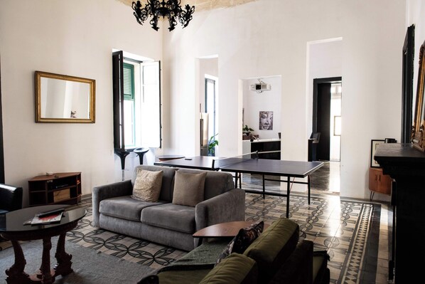 Een smart-tv en een tafeltennistafel