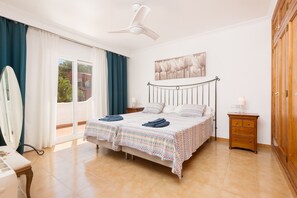 4 slaapkamers, een strijkplank/strijkijzer, reisbedje, gratis wifi