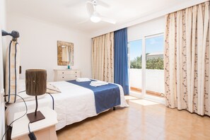 4 chambres, fer et planche à repasser, lit parapluie, Wi-Fi gratuit