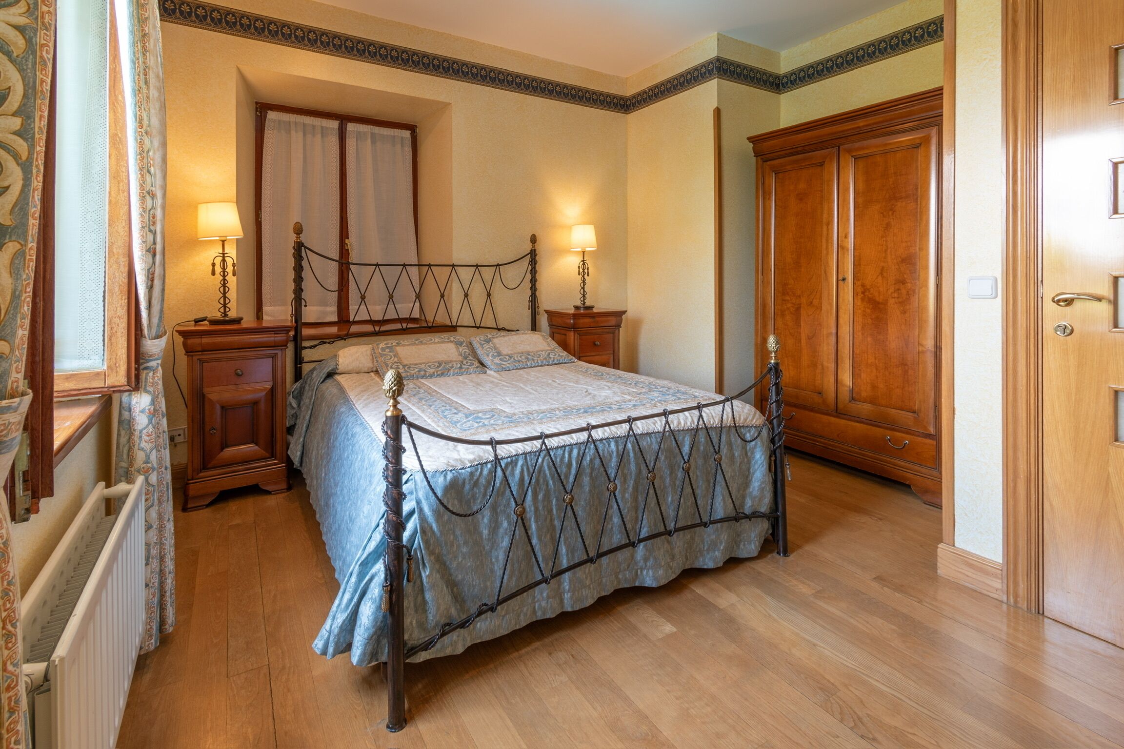 4 slaapkamers, een bureau, een strijkplank/strijkijzer, gratis wifi