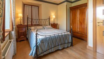 4 slaapkamers, een bureau, een strijkplank/strijkijzer, gratis wifi