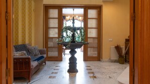 Eine Lobby mit Springbrunnen, einer Couch und einer Wand mit Muster.