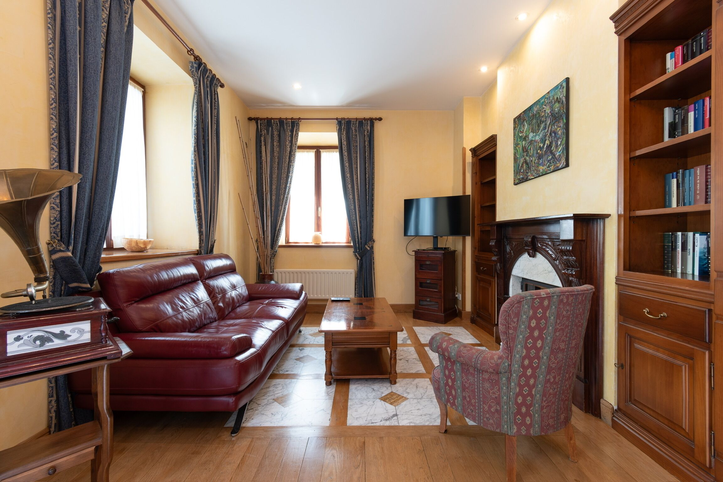 Een smart-tv, een open haard, boeken en een printer