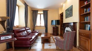 Een smart-tv, een open haard, boeken en een printer