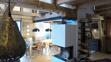 Smart-TV, Kamin, Bücher, Stereoanlage