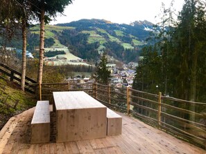 Outdoor dining - Schönbacher Hof with a view of the Hohe Salve (Hopfgarten im Brixental)