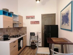 Fridge, microwave, oven, stovetop - A warm and welcoming environment within a historic market. (PALERMO)