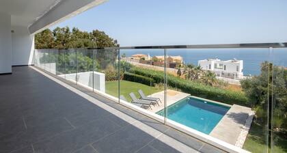 Villa de luxe avec vue sur la mer, piscine privée et beaux jardins.