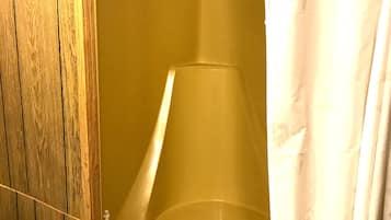 Secadora de cabello, toallas, jabón, shampoo