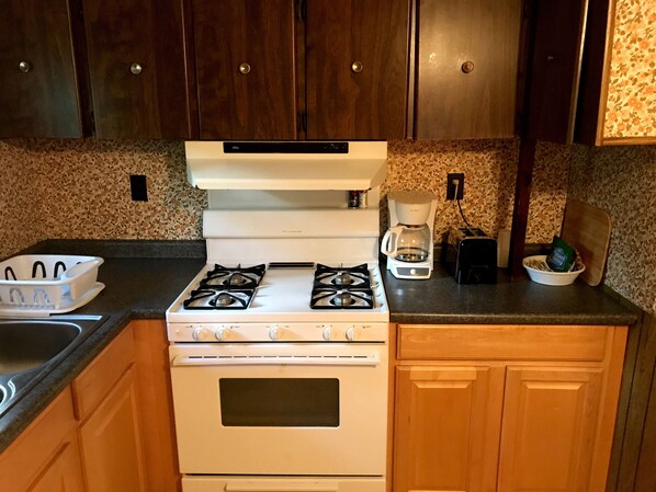 Jääkaappi, mikroaaltouuni, uuni, liesi