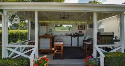 Karapiro Family Cottage, 1 of 3 in a country garden bordering a native reserve