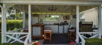 Karapiro Family Cottage, 1 of 3 in a country garden bordering a native reserve