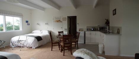 2 makuuhuonetta, silitysrauta/-lauta, Wi-Fi, vuodevaatteet