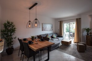 Smart TV y chimenea 