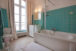 Bathtub, soap, shampoo, toilet paper - Green Room - Landin Castle (LE LANDIN)