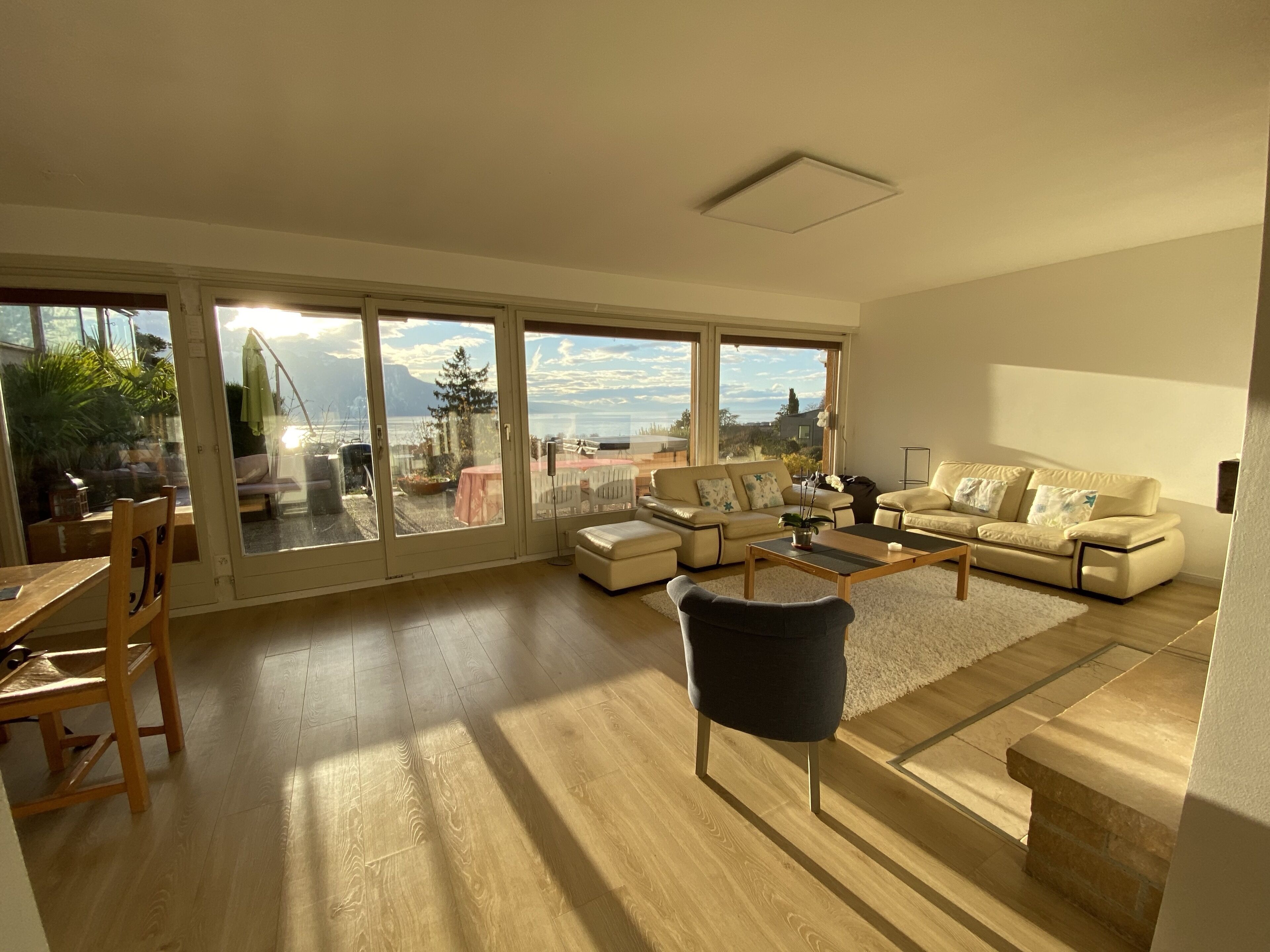 Fernseher, Kamin, DVD-Player, Bücher