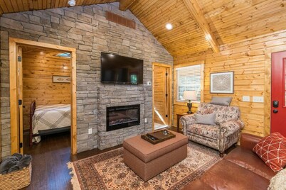 Creeksong - Firepit, WiFi, Creek View, Private Hiking, 4 mins to Natural Bridge