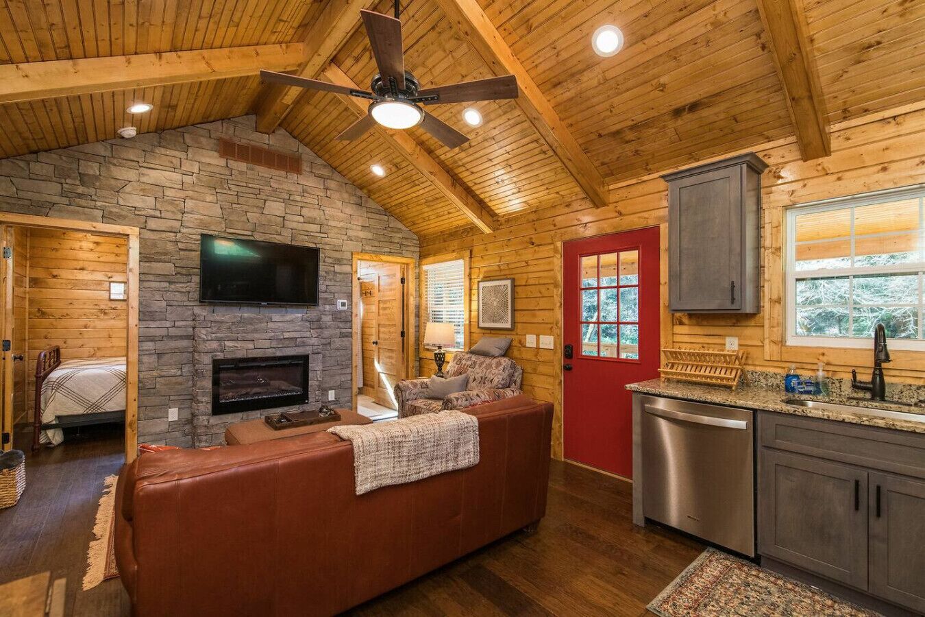 TV connectée, cheminée, livres