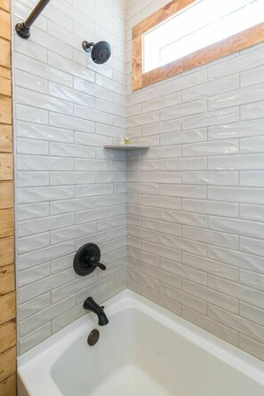 Bathtub, hair dryer, towels - Creeksong - Firepit, WiFi, Creek View, Private Hiking, 4 mins to Natural Bridge (Campton)