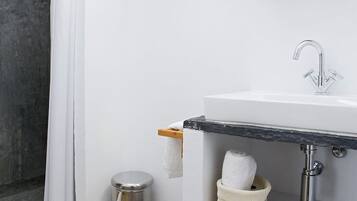 Douche, sèche-cheveux, serviettes fournies, savon