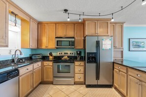 Fridge, microwave, oven, stovetop - Spacious condo, across the street from the beach + Free Attraction Tickets! (North Myrtle Beach)