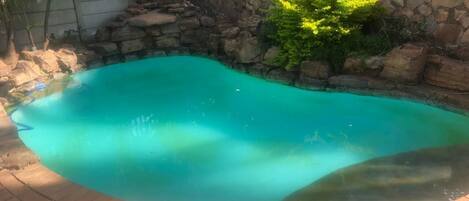 Alberca al aire libre y alberca climatizada