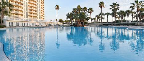 Una piscina techada, una piscina climatizada