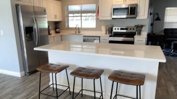 Geladeira, micro-ondas, fogão, cooktop