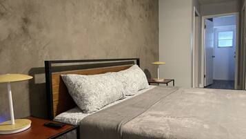 3 habitaciones, escritorio, tabla de planchar con plancha y wifi gratis