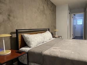 3 quartos, escrivaninha, ferros/tábuas de passar roupa