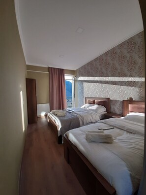 9 bedrooms, WiFi - Beautiful views, mountains (Stepantsminda)