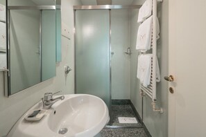 Een douche, een haardroger, een bidet, handdoeken