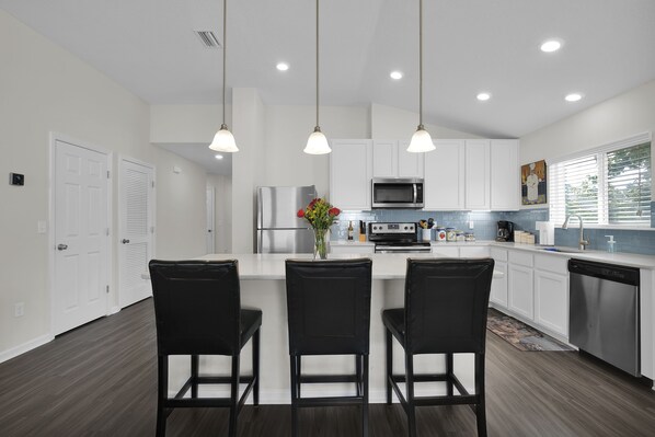 Refrigerador, microondas, horno y parrilla de estufa 