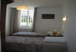 2 bedrooms, iron/ironing board, WiFi