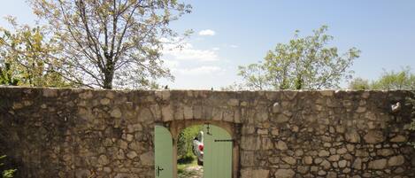 المنطقة المحيطة بالمنشأة