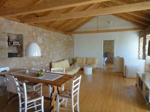 Fernseher, DVD-Player, Bücher, Videothek